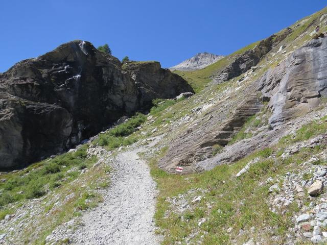 ...an deren rechter Seite sich ein Bergweg emporwindet