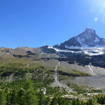schönes Breitbildfoto mit Blick auf dem Matterhorn, der von dieser Seite aus, ganz anders aussieht