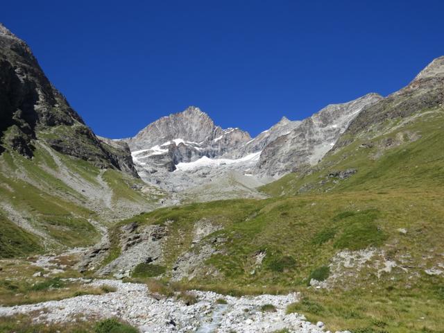 hoch über uns schiesst die befindliche Ober -Gabelhorn-Südwand in den Himmel