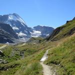 der Wanderweg führt nun alles leicht ansteigend taleinwärts