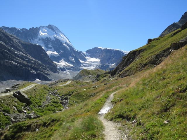 der Wanderweg führt nun alles leicht ansteigend taleinwärts