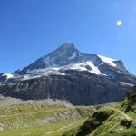 links von uns das Matterhorn, von seiner eher unbekannten Seite