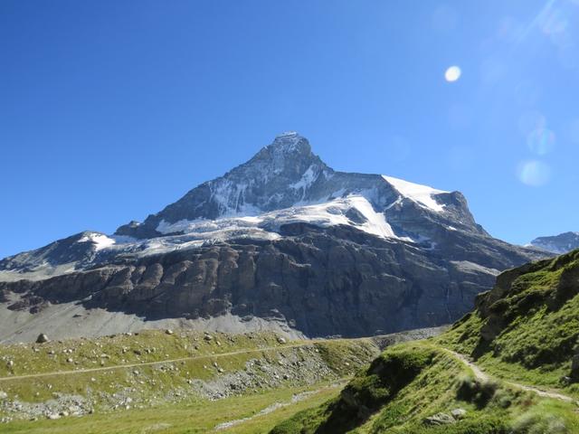 links von uns das Matterhorn, von seiner eher unbekannten Seite