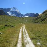 vorbei an den kleinen Seen von Hohle Bielen 2380 m.ü.M. geht es weiter taleinwärts