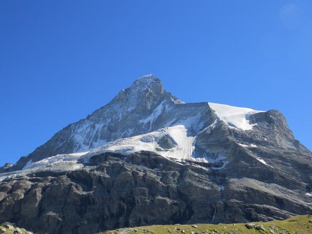 je länger wir taleinwärts laufen, je mehr ändert das Matterhorn sein Gesicht