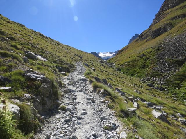 kurz nach Hohle Bielen kann man wahlweise über die nördliche ausgesetzte Seitenmoräne des Zmuttgletscher weiter aufwärtslauf