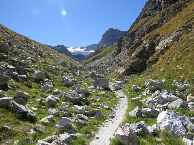 ...oder rechts unterhalb im Tälchen zwischen Moräne und Bergstock