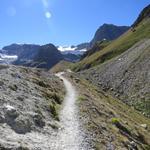 nach dem letzten kleinen See 2426 m.ü.M. führt uns der Wanderweg direkt auf dem Kamm der Seitenmoräne...