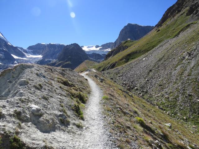 nach dem letzten kleinen See 2426 m.ü.M. führt uns der Wanderweg direkt auf dem Kamm der Seitenmoräne...