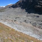 links von uns die Zunge des Zmuttgletscher. Wo hier das Eis unter dem Schotter endet, ist fast nicht auszumachen