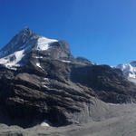 sehr schönes Breitbildfoto. Links die Mischabelkette, Matterhorn und rechts Dent d'Hérens