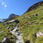 unterhalb der Hütte verlassen wir rechts abschweifend die Seitenmoräne...