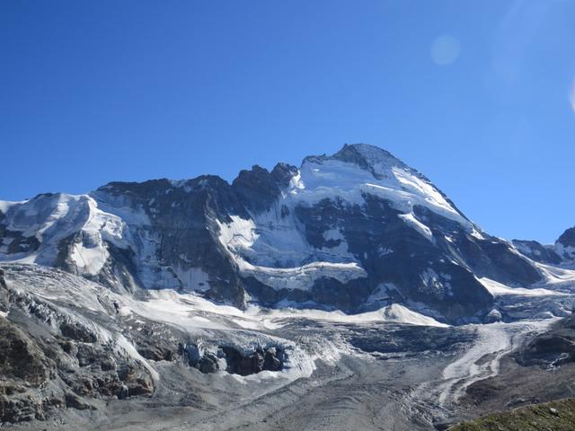 ...bis hinauf zu den imposanten Zacken des Dent d'Hérens