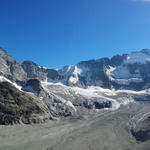 super schönes Breitbildfoto. Die Lage der Schönbielhütte ist einmalig: Von Gletschern flankiert, thront sie ...