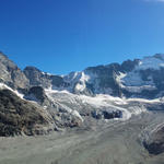super schönes Breitbildfoto. Die Lage der Schönbielhütte ist einmalig: Von Gletschern flankiert, thront sie ...