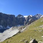 Blick hinauf zur Felsscharte. Rechts davon hinter dem Glacier des Manzettes befindet sich die Cabane de la Dent Blanche