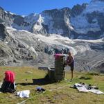 da draussen noch sommerliche Temperaturen herrschen, beschliessen wir uns draussen beim Brunnen zu waschen