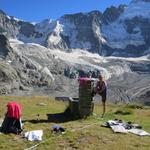 da draussen noch sommerliche Temperaturen herrschen, beschliessen wir uns draussen beim Brunnen zu waschen