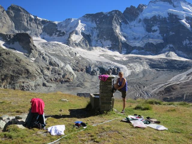 da draussen noch sommerliche Temperaturen herrschen, beschliessen wir uns draussen beim Brunnen zu waschen