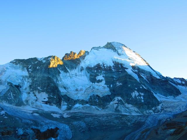 die Dent d'Hérens liegt schon fast im Schatten