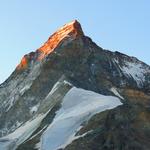 die aufgehende Sonne färbt das Matterhorn in einem glühendem rot