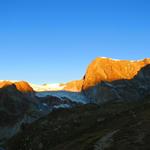 die Stockji-Felsinsel mit  Stockjigletscher und der Wandfluehorn färbt sich glühend rot