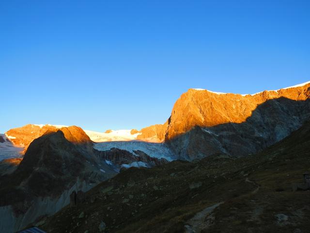 die Stockji-Felsinsel mit  Stockjigletscher und der Wandfluehorn färbt sich glühend rot