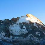 das Eisschild der Dent d'Hérens liegt schon an der Sonne