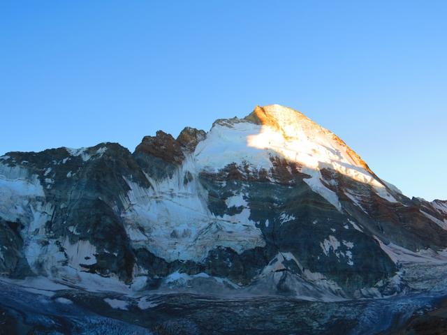 das Eisschild der Dent d'Hérens liegt schon an der Sonne