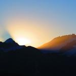 zwischen Allalinhorn und Rimpfischhorn steigt die Sonne auf