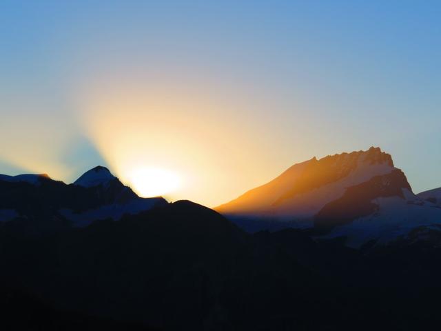 zwischen Allalinhorn und Rimpfischhorn steigt die Sonne auf