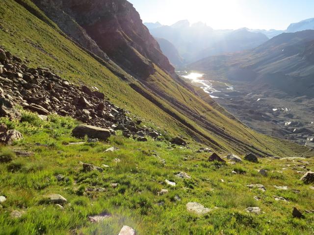 von der Schönbielhütte gehen wir auf dem guten Steig in ein paar Kehren 2636 m.ü.M...