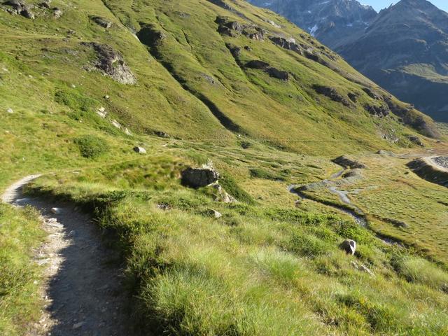 zwischen Moräne und Bergstock, führt der Weg bei Hohle Bielen 2380 an einigen kleinen Seen und Moore vorbei,...