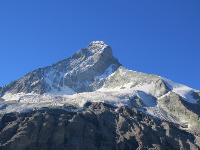 ...und haben zur Rechten das eindrucksvolle Panorama der Matterhorn-Nordwand ständig im Blick