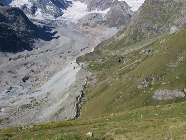 gut ersichtlich der Wanderweg der zur Schönbielhütte führt