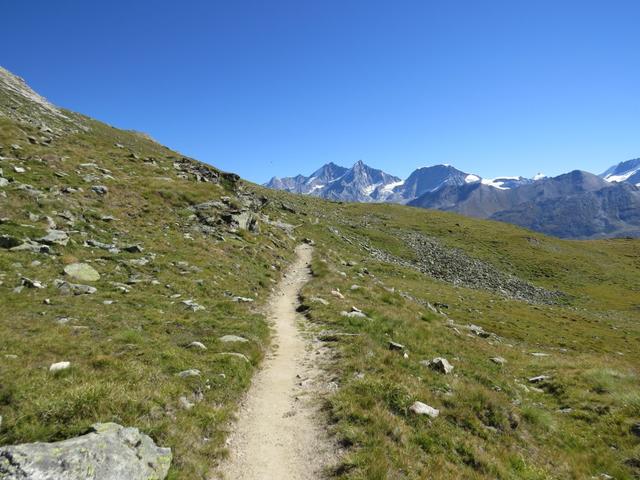 nach Ausgehen mehrerer seichter Hangbuchten weitet sich das Gelände zur Terrasse von Höhbalmen, 2665 m.ü.M.