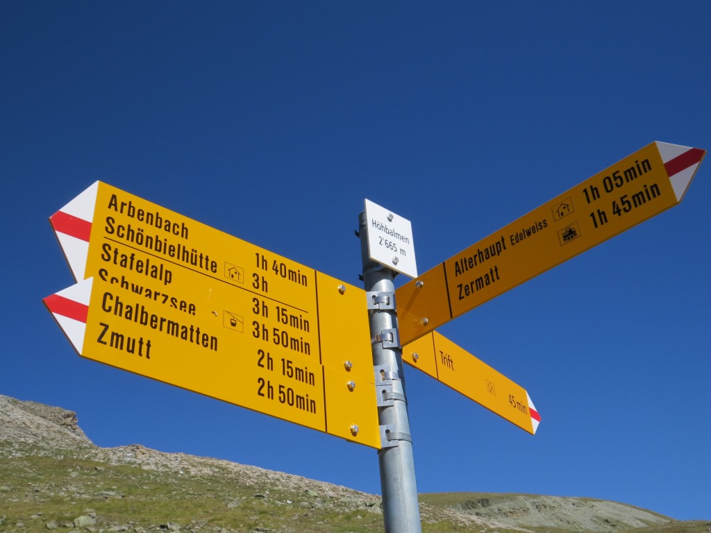 Wegweiser auf Höhbalmen, 2665 m.ü.M. ab hier beginnt nun der Abstieg nach Alterhaupt