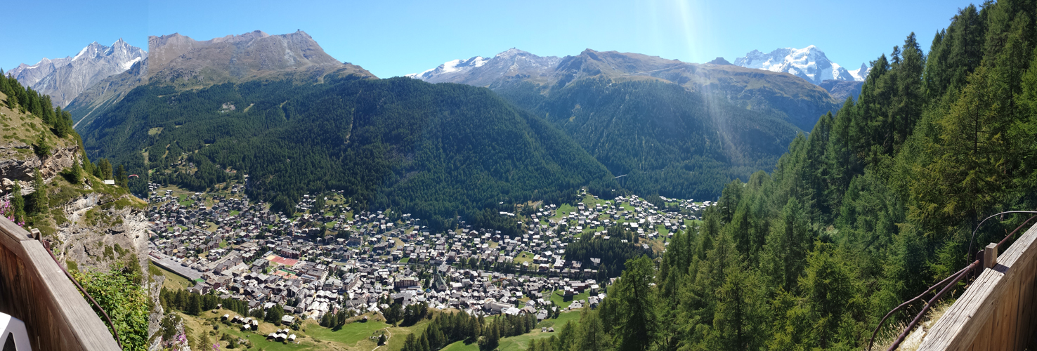 sehr schönes Breitbildfoto, aufgenommen auf der Terrasse des Bergrestaurant