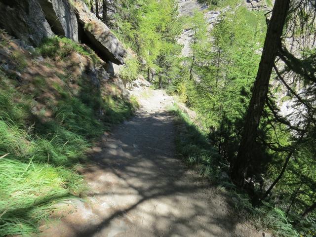 über einen breiten Pfad...