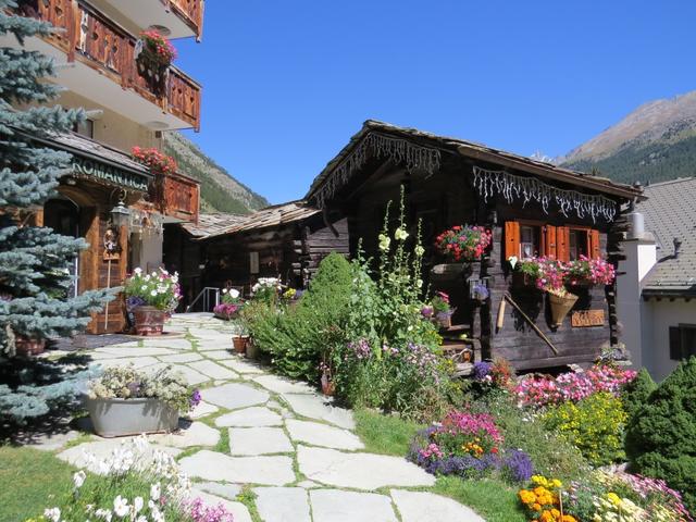 wir erreichen die ersten Häuser von Zermatt