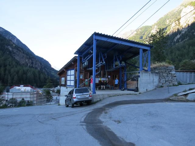 bei der Talstation der Seilbahn St.Niklaus - Jungen in St.Niklaus im Mattertal