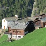 auf Jungu herrscht Idylle hoch zwei. Hütten in typisch Walliser Holzbauweise vor Bergkulisse wie aus dem Bilderbuch