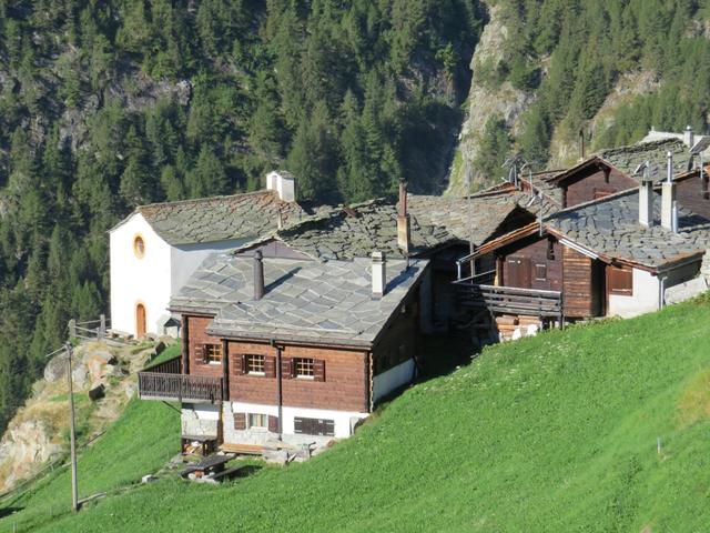 auf Jungu herrscht Idylle hoch zwei. Hütten in typisch Walliser Holzbauweise vor Bergkulisse wie aus dem Bilderbuch
