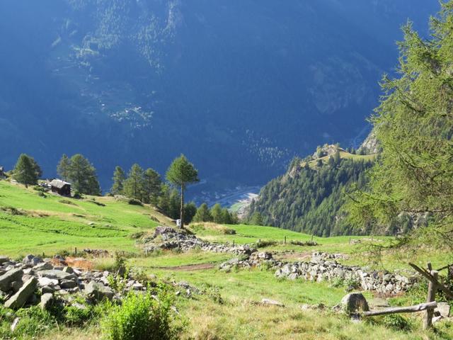 Tiefblick ins Mattertal, das zum Teil noch im Schatten liegt