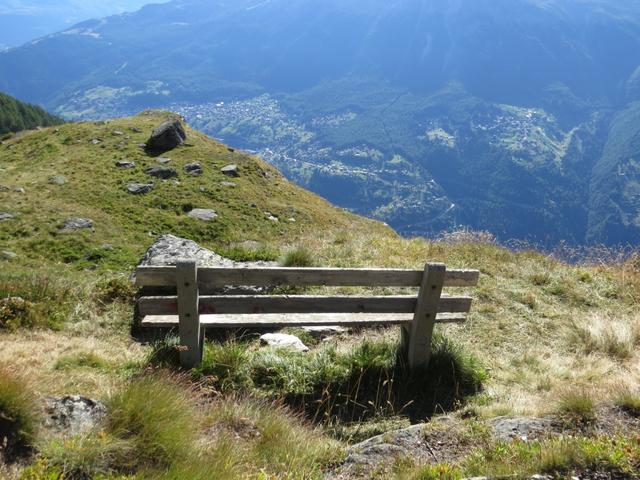 was für eine Aussicht von dieser Bank. Auf der gegenüberliegende Talseite ist gut Grächen zu erkennen