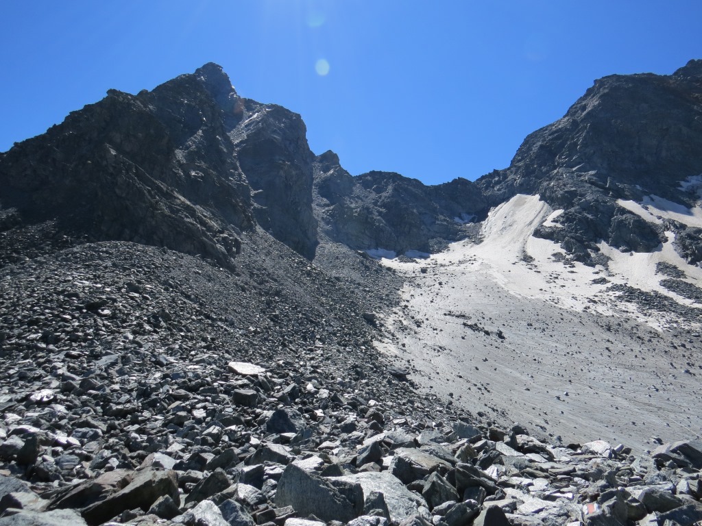 der Bergweg führt uns weiter an den Fuss des Felsaufschwungs eines Nebengrates. Direkt vor uns die Wasulücke