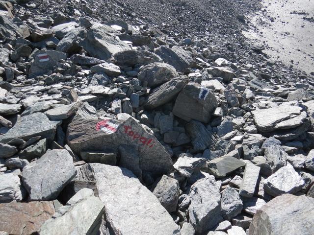 hier muss man sich entscheiden. Rechts geht es über den steilen Junggletscher. Wir biegen links ab