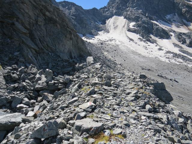 direkt unter dessen Felsen rechts haltend...