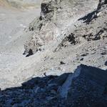 Blick zurück zum bröseligen Couloir. Dieses Teilsstück ist schweisstreibend und wegen dem ständigem Rutschen kräfteraubend