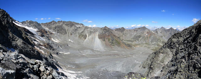 schönes Breitbildfoto ins Jungtal und die umliegenden Berge